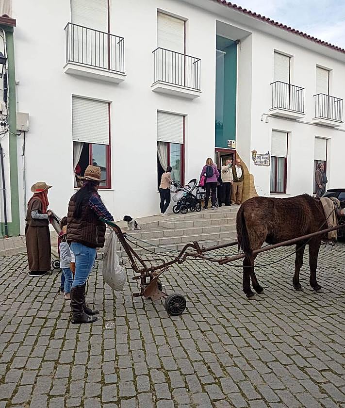 Imagen secundaria 2 - Arriba, alumnado de la Escuela Profesional Dual Alminar XI, con la degustación de dulces típicos ayer jueves, durante el juego de 'El Entregá'. Abajo, momentos de la Siembra de la Ceniza.