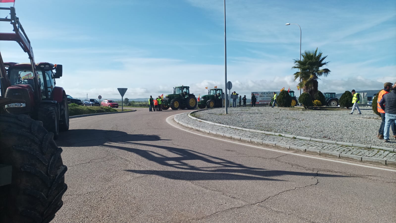 Agricultores de Quintana, Malpartida y Valle de la Serena, durante su protesta en la EX-346. 