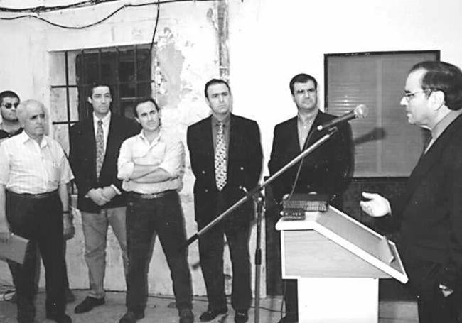 1995. Rodolfo Martín Villa, durante su época de director de Endesa -antes de ser presidente de la compañía-, inaugurando la sede del PP en Almaraz.