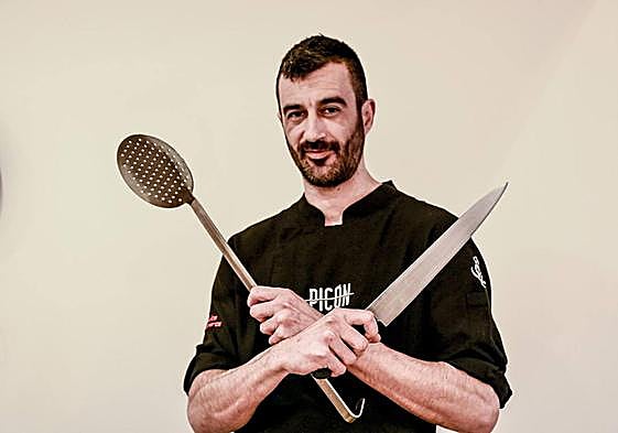 Noel López Galindo, jefe de cocina de Picón, habla poco y cocina mucho y bien.