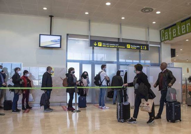 Viajeros en el aeropuerto extremeño.