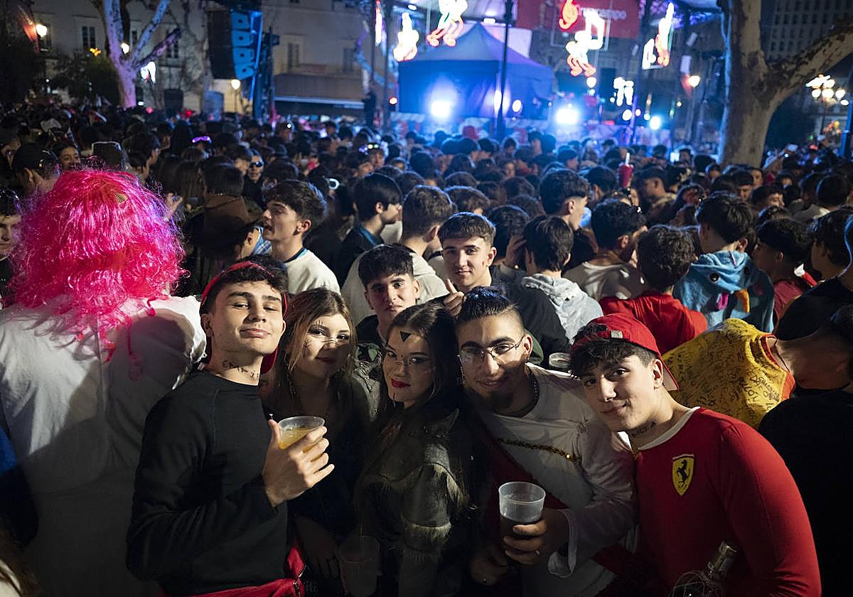 Un dj pinchando música en el Paseo de San Francisco durante el Carnaval de Badajoz.