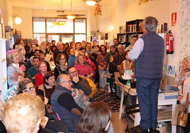 En plena forma. Revilla se encaramó a una silla para dirigirse a los lectores ante la falta de micrófono.