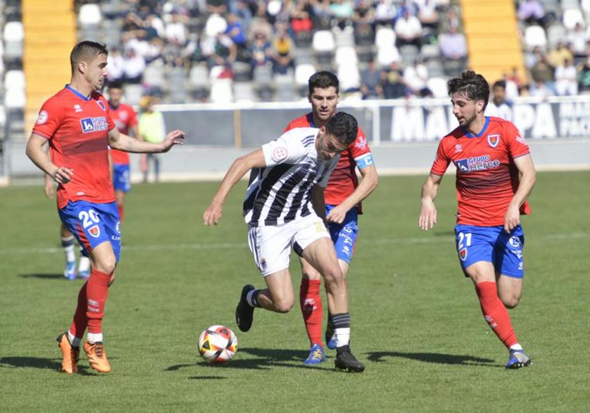 El Badajoz levanta su primera pesada losa