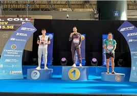 David García Zurita luce su medalla de plata en el podio junto a Husillos y Guijarro.