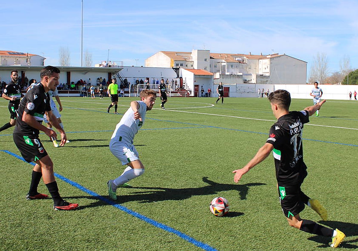 Balón dividido que intenta recuperar Pablo Platero (dcha.), ante la mirada de su compañero Maikel