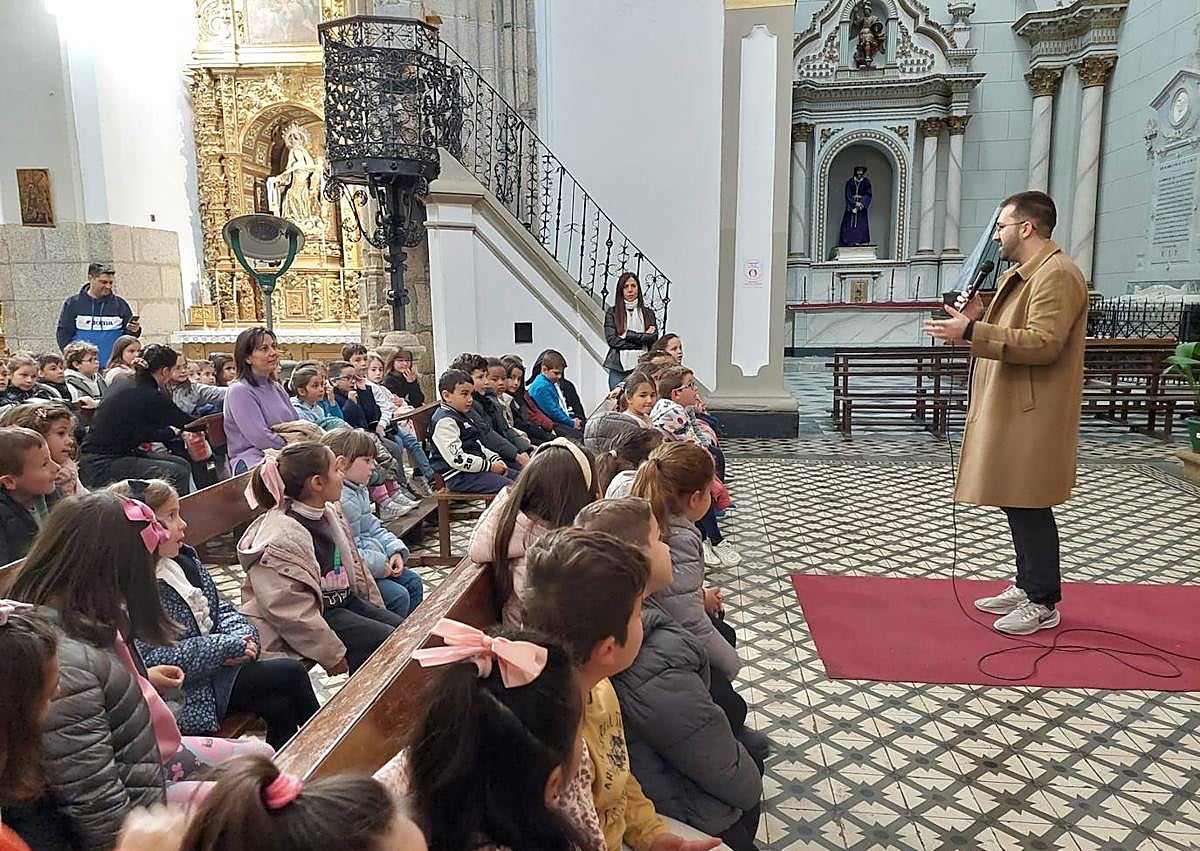 Imagen secundaria 1 - Los alumnos de infantil y primaria visitan el retablo de Santa Ana