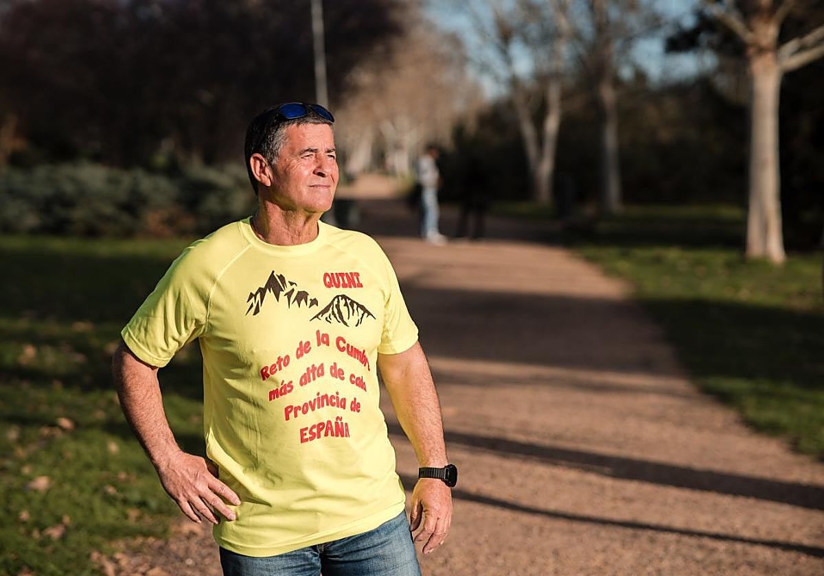 Joaquín Garrido, montañero, con la camiseta de su reto sobre los cincuenta picos.