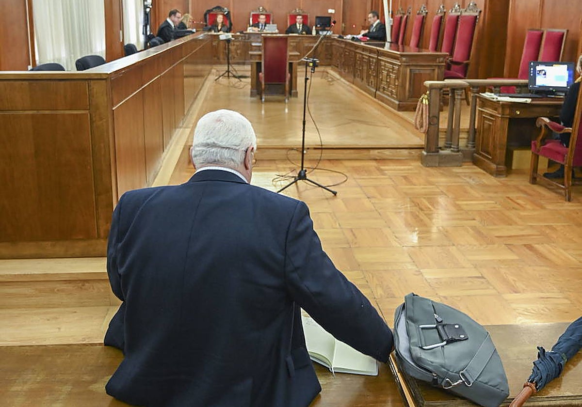 El condenado al inicio del juicio que se celebró en la Audiencia de Badajoz.