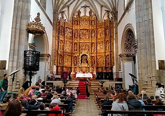 Los alumnos durante la visita al retablo.