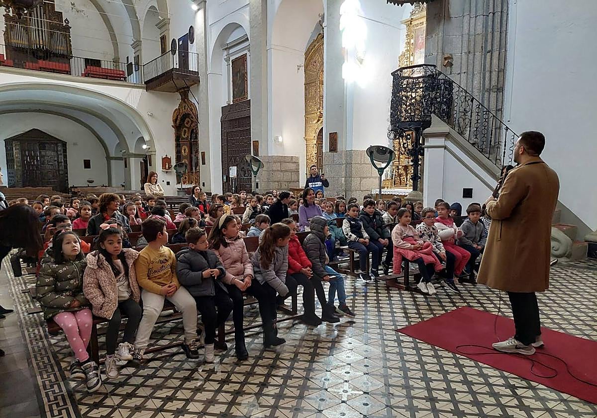 Imagen principal - Los alumnos de infantil y primaria visitan el retablo de Santa Ana