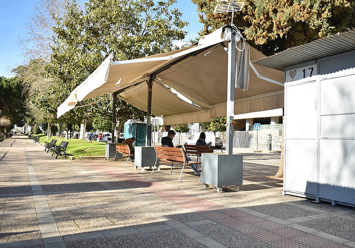 Instalación provisional para esperar el autobús en el Paseo de Roma.