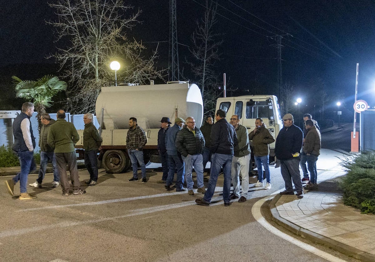 Ganaderos y agricultores a las puertas del edificio de la Consejería de Agricutlrua en Cáceres.