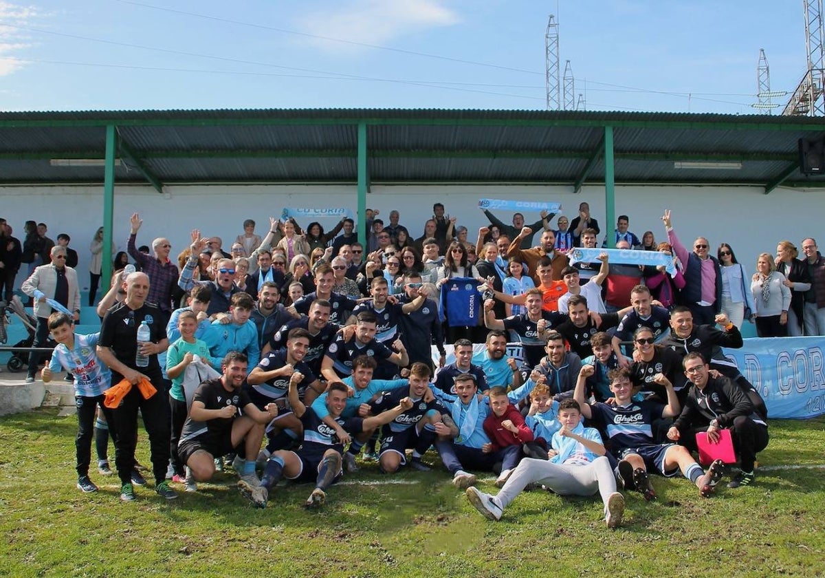 El Coria celebra la victoria con su afición en Trujillo.