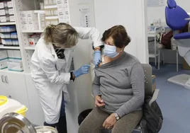 Imagen de archivo de la vacunación sin cita previa contra la gripe y la covid, en Cáceres.