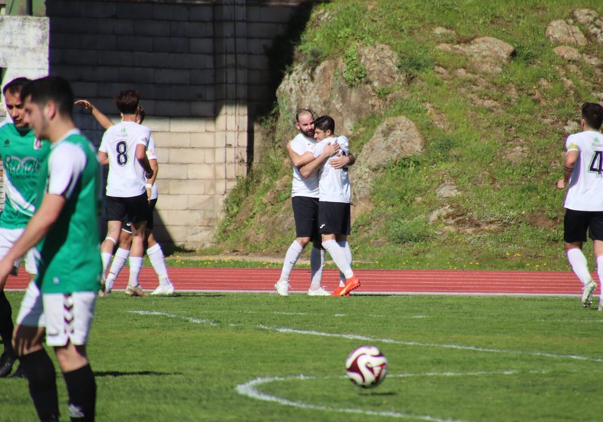 Oliva felicita a Guille tras marcar el 1-0 para la UP Plasencia.