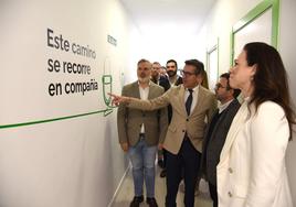 Sara García Espaldas, en primer término, visita las nuevas instalaciones de la Aecc en Plasencia.