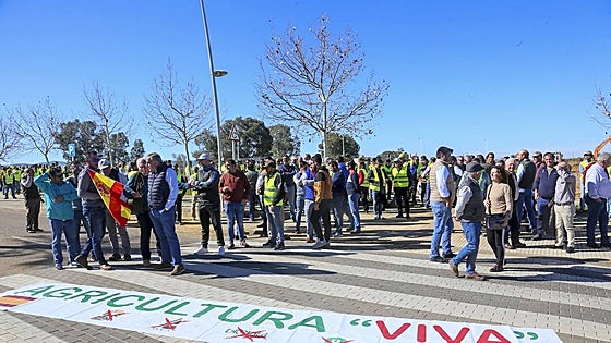 500 agricultores protestan delante de la consejería y demandan una reunión a Morán