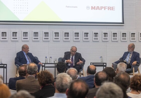 Alfonso Guerra, Martín Villa y Rodríguez Ibarra en la charla coloquio que han participado este martes en Cáceres para hablar sobre la Transición.