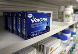 Viagra (nombre comercial) en la estantería de una farmacia.