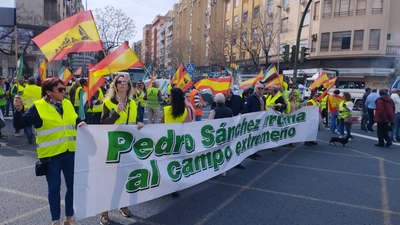 Las protestas agrarias de este miércoles en Extremadura, en imágenes