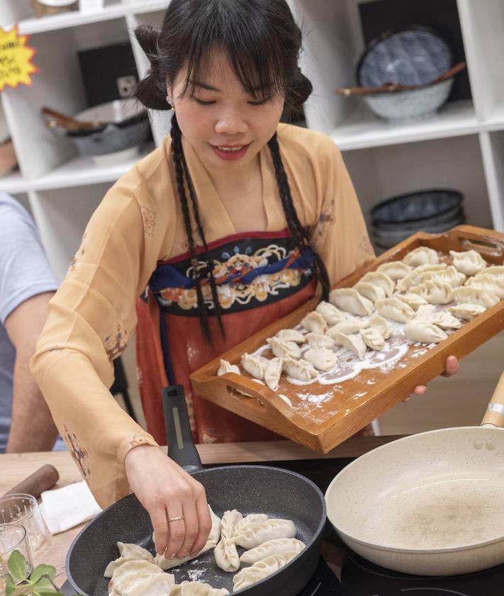 Imagen secundaria 2 - Momentos del taller de elaboración de jiaozi.