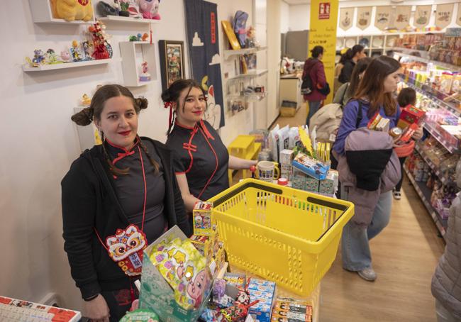 Asia Shop tiene dos trabajadoras, además de Lin.