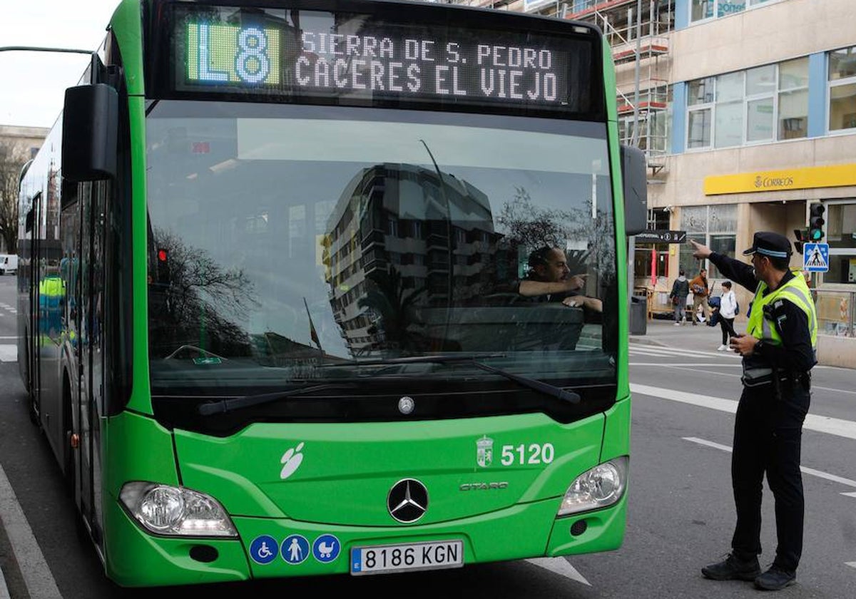 Bus de la línea 8, este miércoles a su paso por la avenida Clara Campoamor.