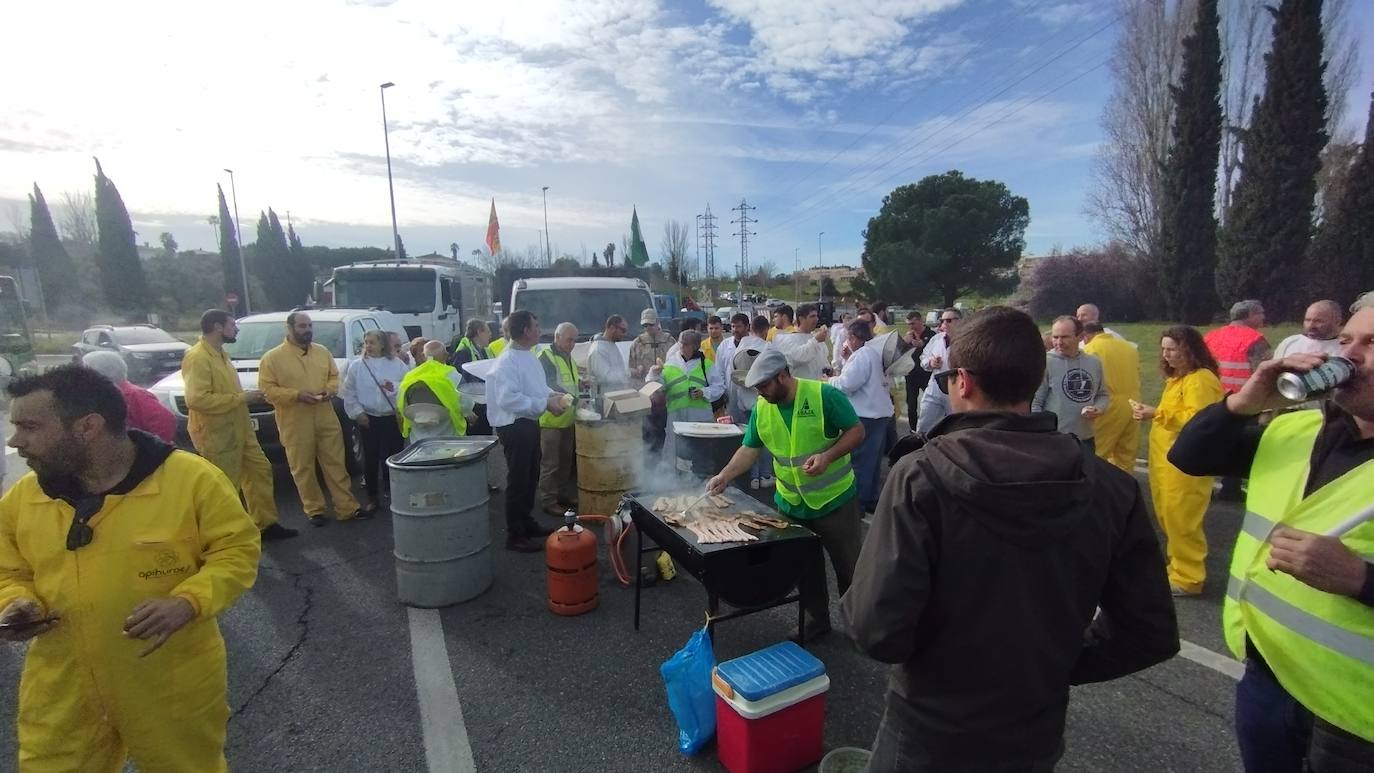 Los agricultores han hecho una barbacoa en Cáceres.