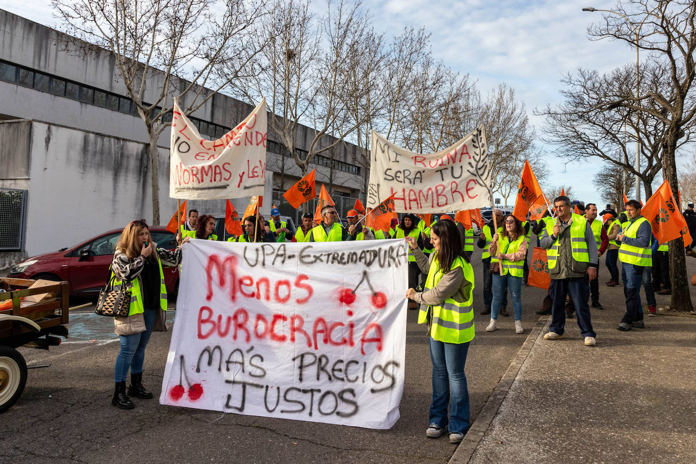 Manifestantes en Plasencia con pancartas.