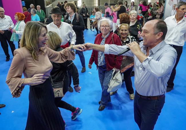 La presidenta de la Junta de Extremadura, María Guardiola, bailando este jueves en la Feria del Mayor que se celebra en Ifeba.