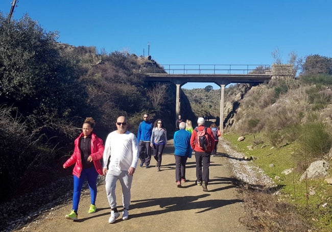 Caminantes, cerca del túnel de san Lázaro, en Plasencia.