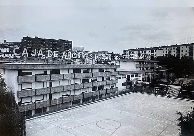 Imagen antigua del actual Colegio Mayor, fundado en 1974 por la Caja de Ahorros de Cáceres.