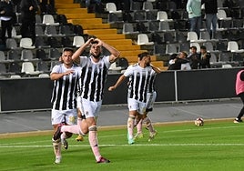 Toni Jou celebra el tanto que anotó en la primera vuelta frente al Talavera en el Nuevo Vivero.