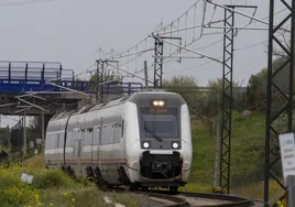 Un tren circula por la vía que conecta las estaciones de Mérida y Aljucén, que será duplicada.