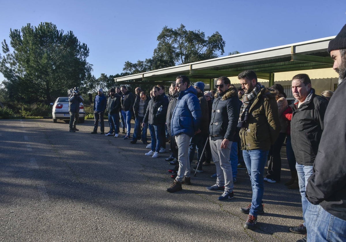 Concentración de la plantilla del ecoparque de Badajoz tras la muerte de un compañero en un accidente laboral.