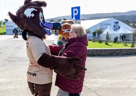 Berto y Berta, mascotas de la Reserva de la Biosfera de Monfragüe, este viernes en Villareal de san Carlos.