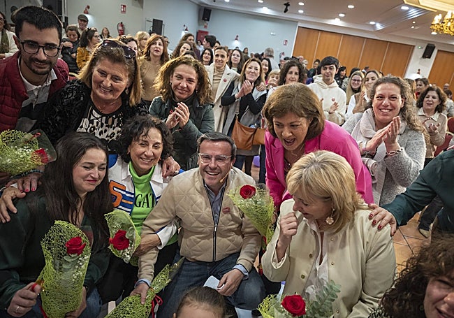 Gallardo posando al final del acto celebrado en el restaurante El Yate de Mérida.