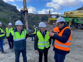 El consejero de Infraestructuras, Transporte y Vivienda, Manuel Martín Castizo, ha visitado las obras del nuevo puente de Alcántara este viernes.