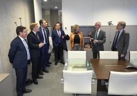 Visita de las autoridades políticas a las instalaciones de Arram Consultores antes del inicio del acto de la celebración del 35 aniversario.