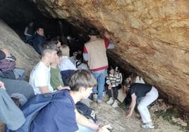 Alumnos visitando una cueva.