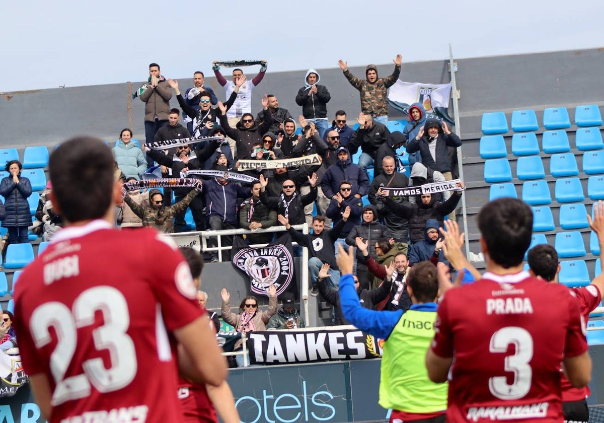 Los jugadores del Mérida agradecen a sus aficionados su apoyo en Ibiza.