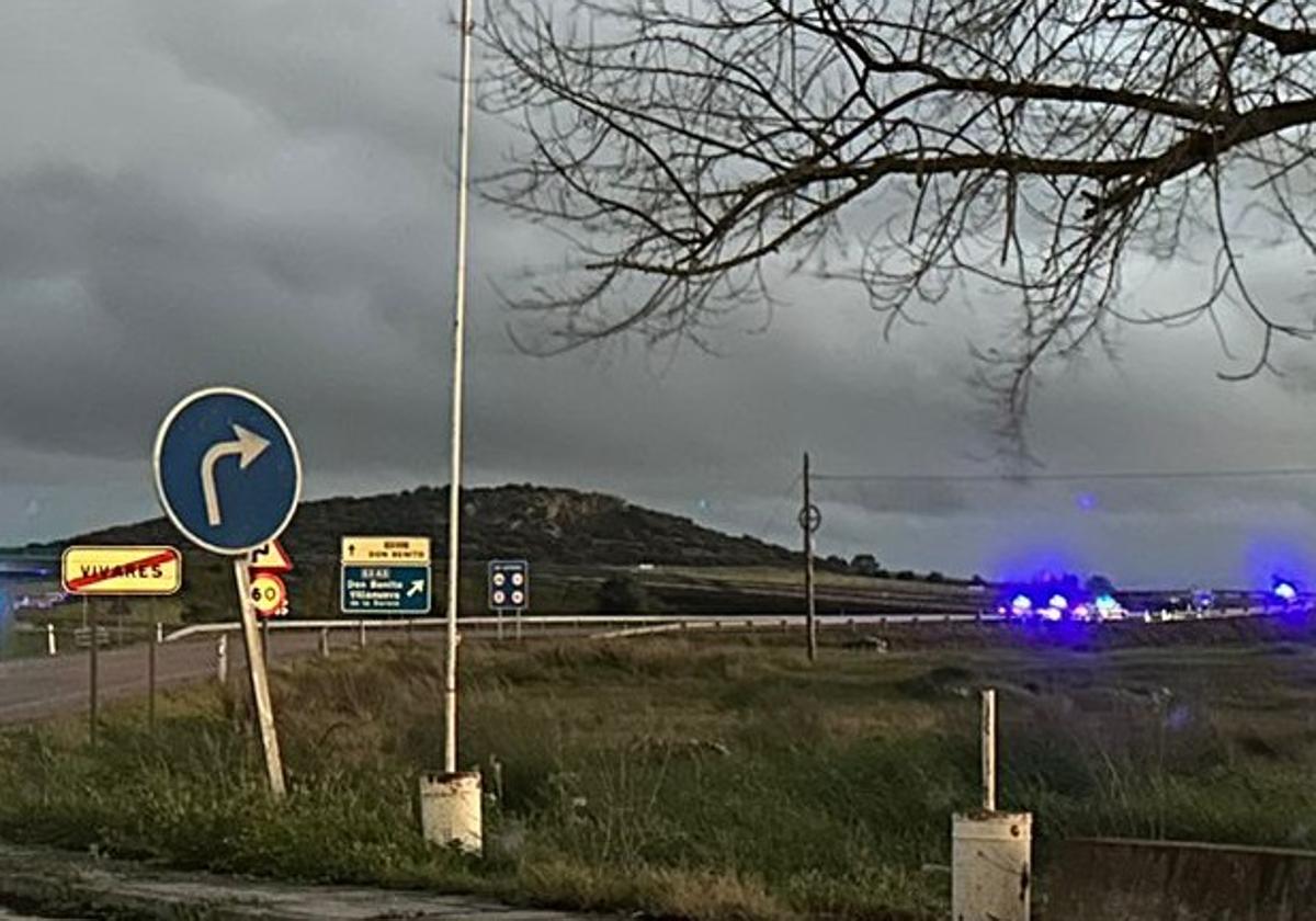 Dotaciones de la Guardia Civil desplegadas este domingo en Vivares, entidad local menor de Don Benito.