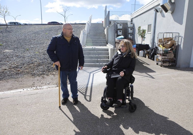 José Antonio Ayuso y Esperanza Contreras, este lunes ante el nuevo acceso del Universitario de Cáceres.