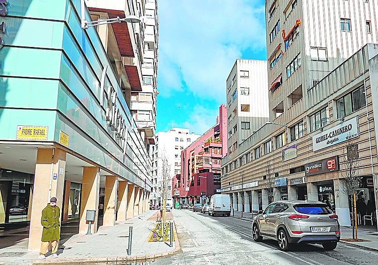 Estado actual de Juan Carlos I, donde falta el asfaltado de la calzada.