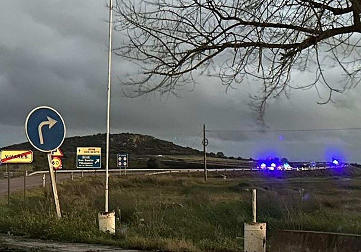Dotaciones de la Guardia Civil desplegadas este domingo en Vivares, entidad local menor de Don Benito.