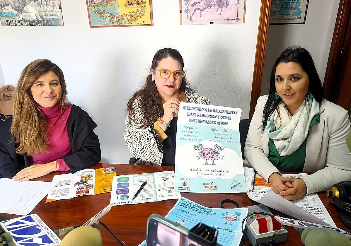 Paloma De Llera, psicóloga, Marta Rodríguez, trabajadora social, y Noelia Pavón, directora de la Asociación Parkinson Extremadura, presentando los servicios de la Asociación