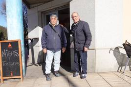 Antonio Gemio a la derecha junto a su amigo Toni Zambrano, quien busca ayuda a través de Internet para localizar la pensión.