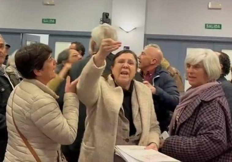 Foto: La alcaldesa gritando a los periodistas y asistentes al Pleno. Vídeo: Trifulca en el pleno.