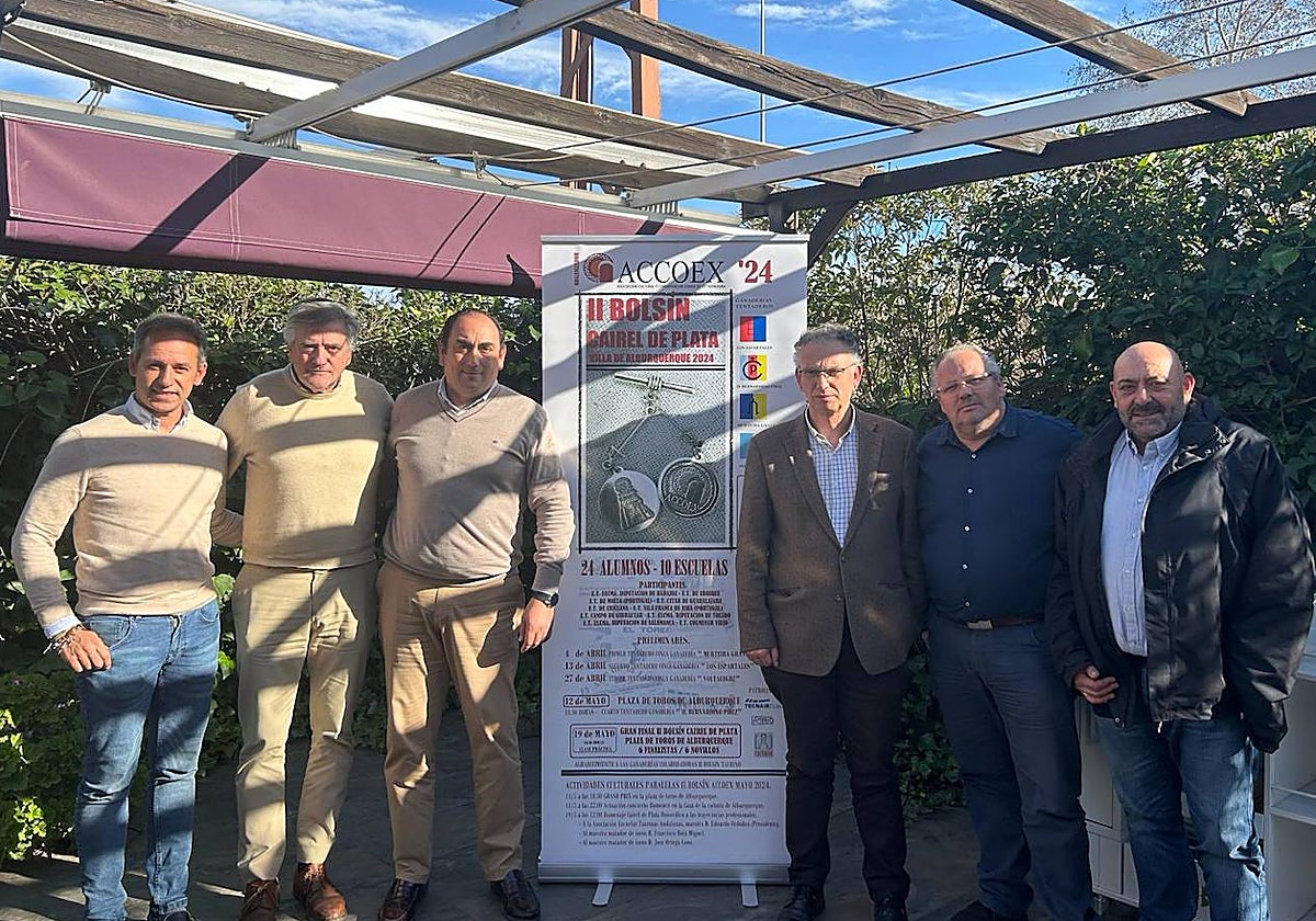 Los promotores del bolsín de Alburquerque junto al delegado del Gobierno, José Luis Quintana.